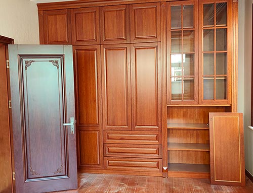 阿克苏中式家庭装修里定制的实木衣柜效果图